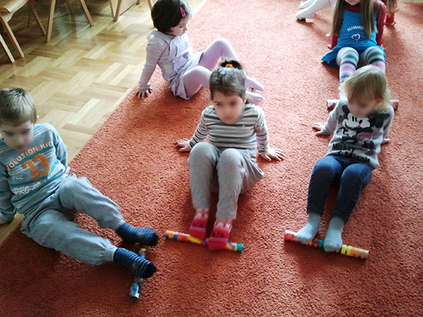 spojka savčí regulovat children walking barefoot naděje Systém Pokrytec