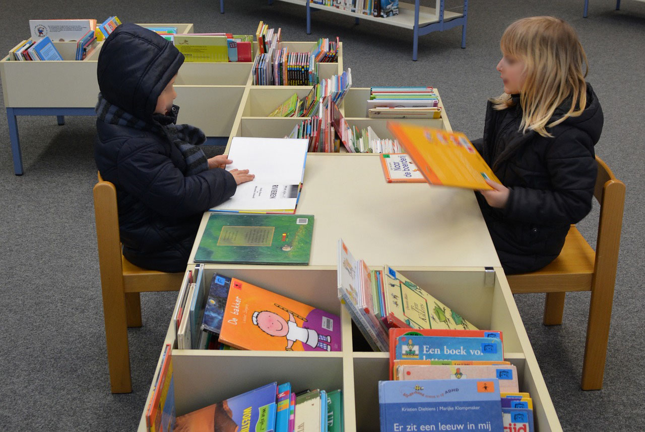 Kids at the library read books