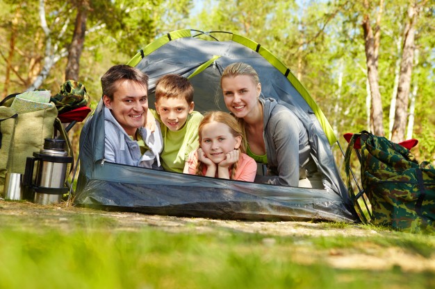 Happy-family-camping-tri-Freepick