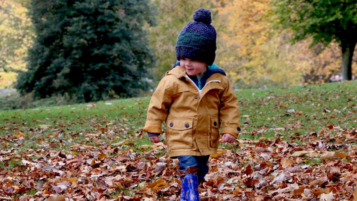 Nature play activities, photo credit Michael Podger, Unsplash