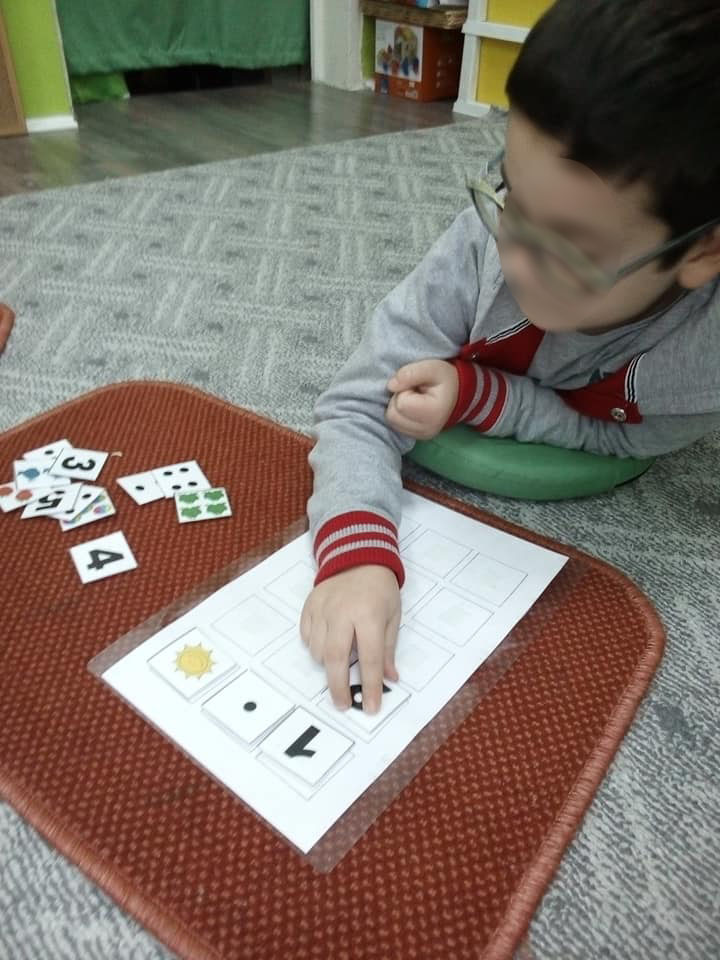 Young children are learning maths trough the game. learning math