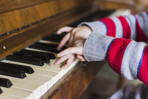 The child plays the piano