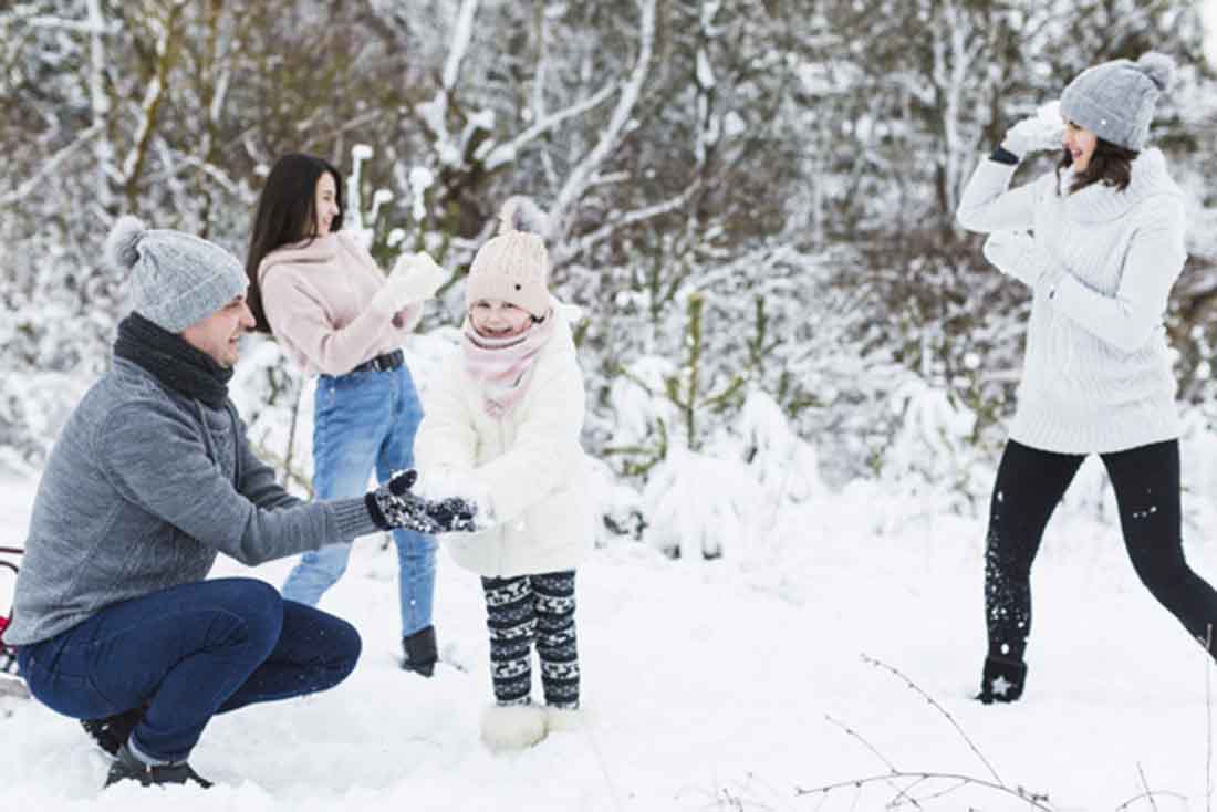 Loving-family-playing-snowballs, Freepik