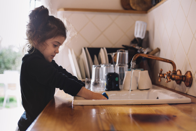 The girl washes the dishes, Freeepik