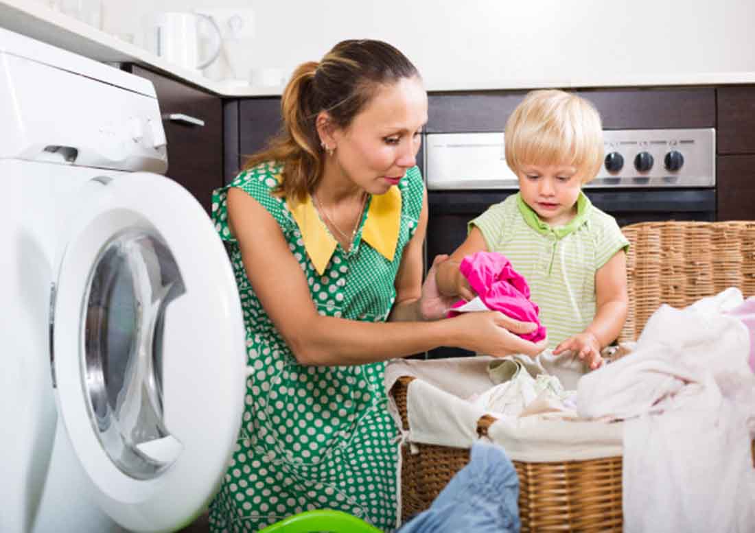 Woman-with-child-near-washing-machine, photo credit bearfotos