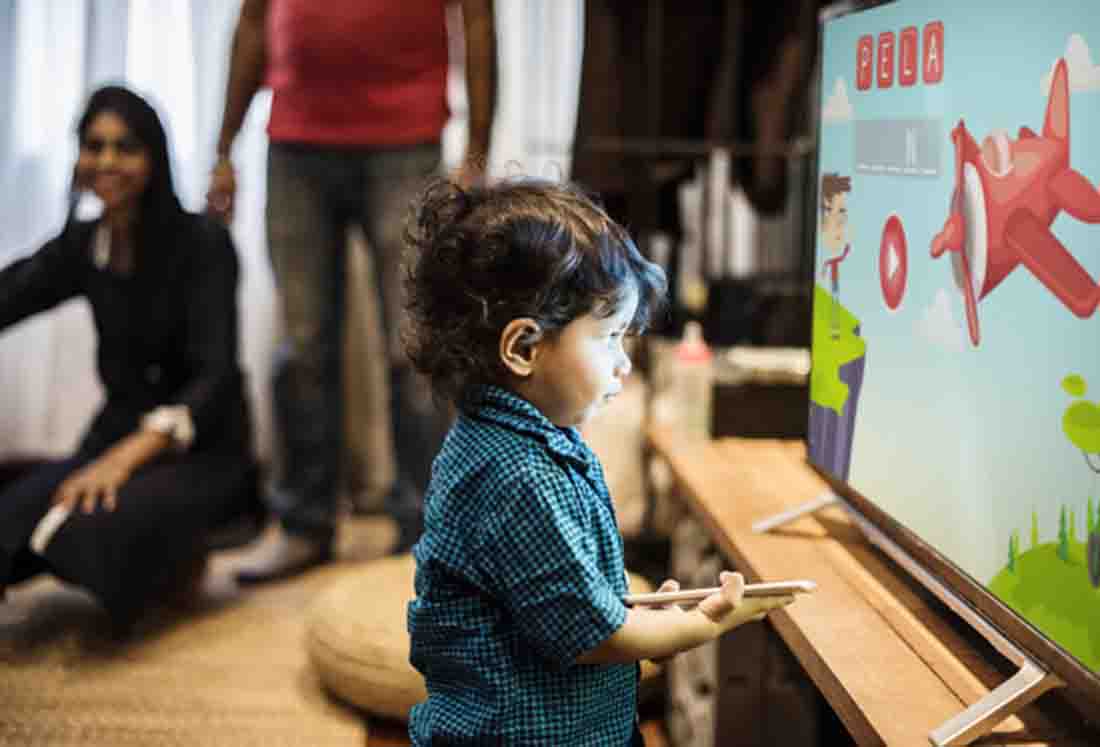 Young boy watching TV, Freepik