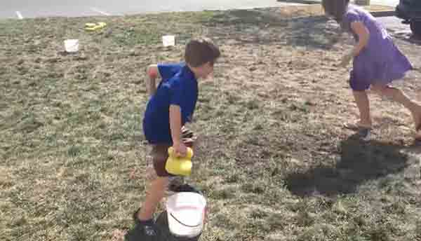 Game with sponge and water